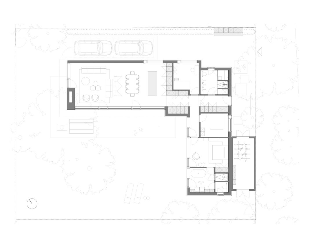 Grundriss eines minimalistischen Ferienhaus am Darss mit großzügiger Glasfassade und vorvergrauter Holzfassade aus Lärche von Bonauer Bölling Architekten, Berlin.