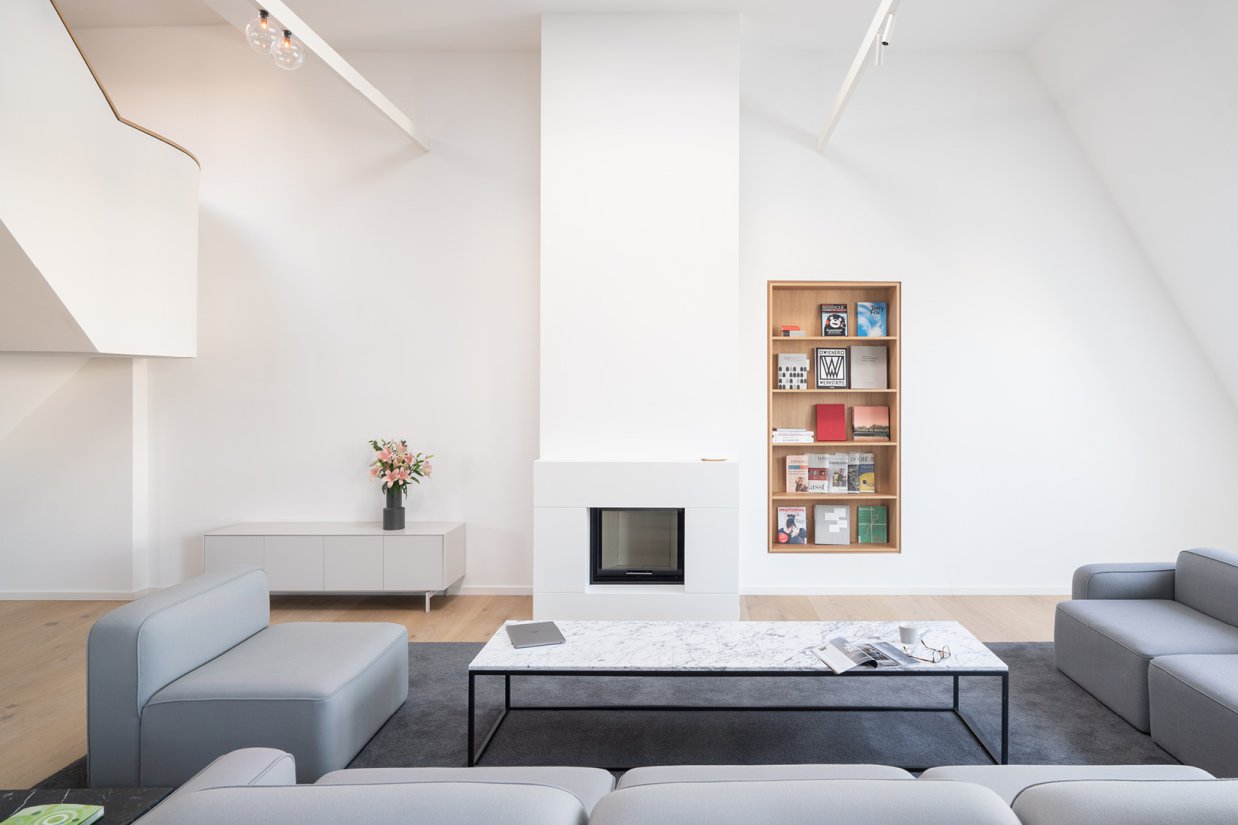 Sofas von Normann Copenhagen, Beistelltische von lighfe, Teppich von Ferreira de Sà und Sideboards von Piure