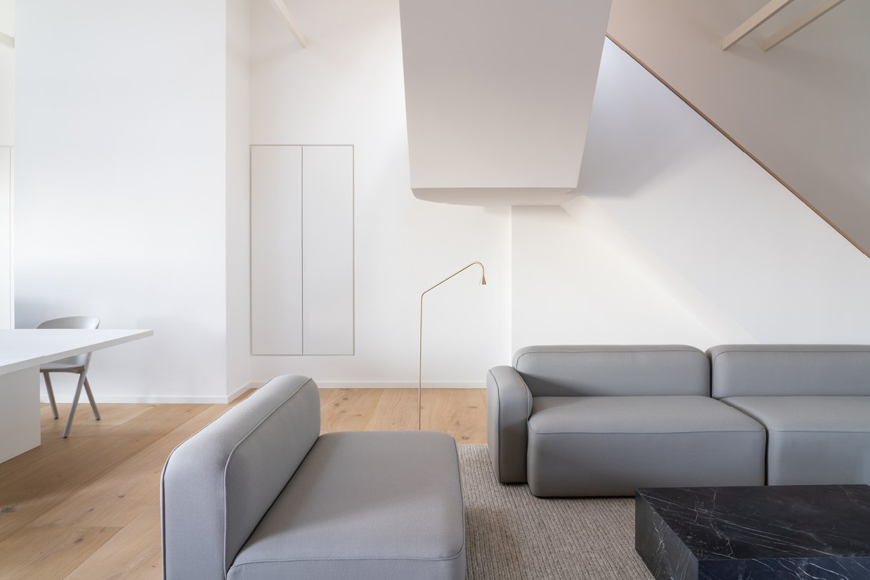 Maßgefertigte Arbeitstische und Einbauschränke, Stühle von e15, Teppich von Kvadrat, Stehleuchte von Trizo 21, Beistelltisch von Menu und Sofas von Normann Copenhagen