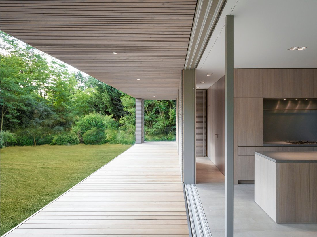 Durch die Öffnung der weitläufigen Hebe-Schiebe-Anlage wird der Wohnraum zum Garten hin erweitert