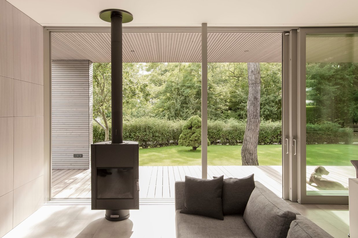 Durch die Öffnung der weitläufigen Hebe-Schiebe-Anlage wird der Wohnraum zum Garten hin erweitert