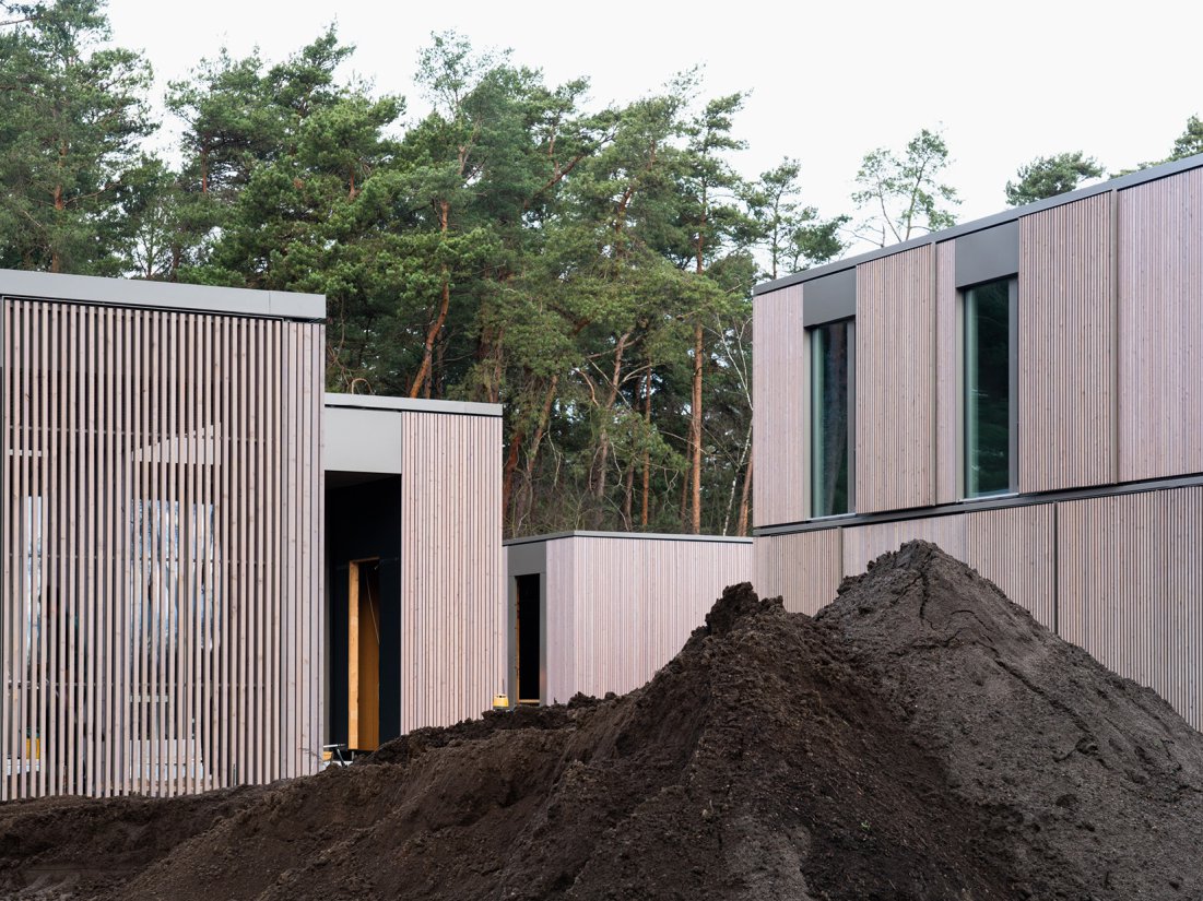 Die Villa am Wandlitzsee besteht aus einem Ensemble von vier Gebäuden und bildet in seiner Anordnung offene Höfe, aber auch private Außenräume