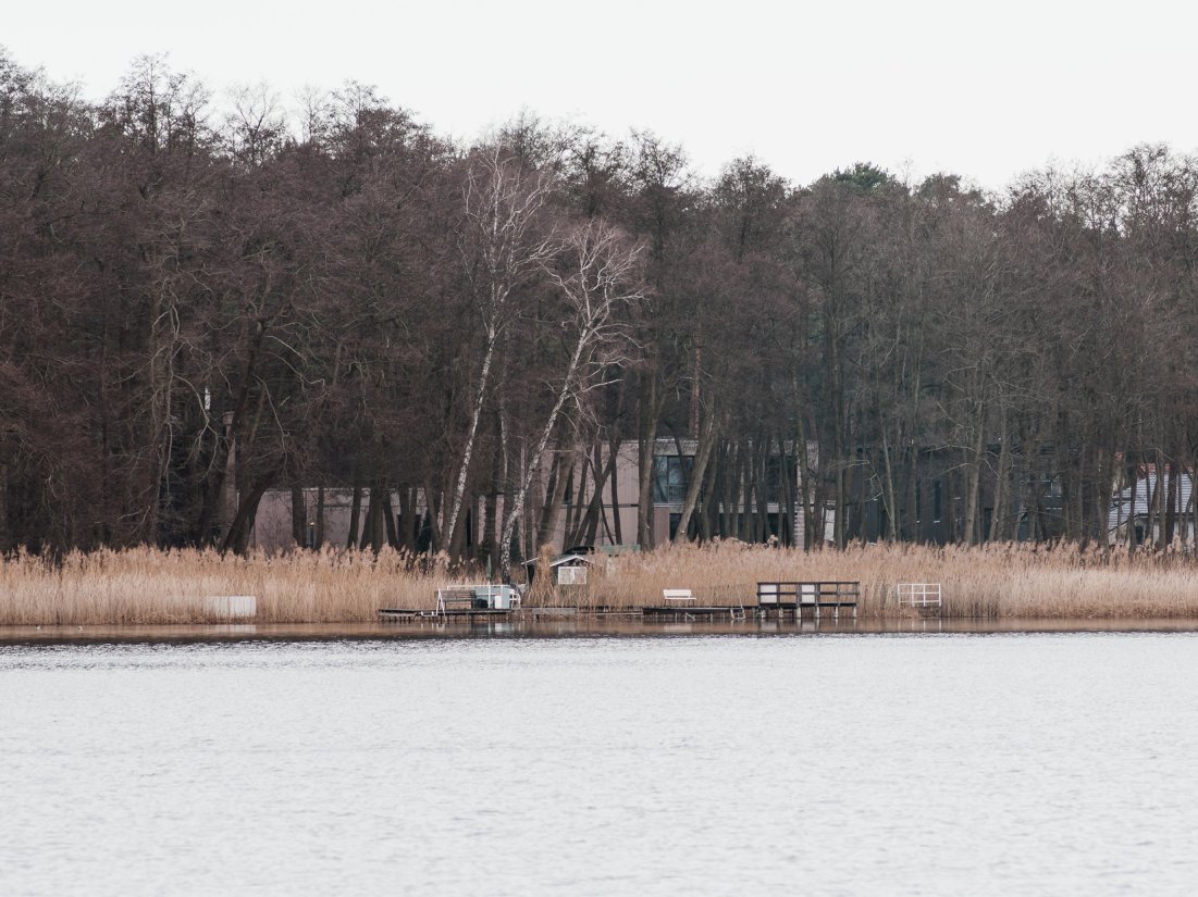 Blick vom Wandlitzsee auf die Villa zwischen den Bäumen