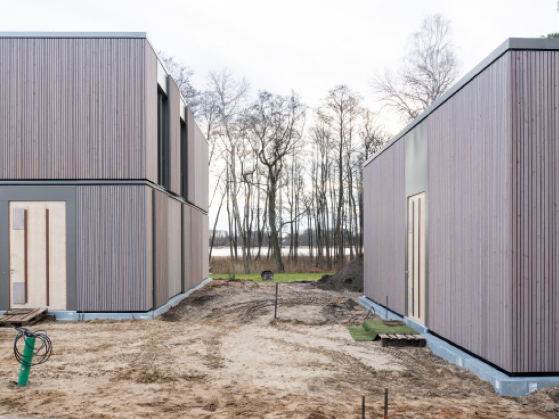 Rhythmisierte Holzfassaden und Schiebeläden der Villa aus vier Gebäuden am Wandlitzsee von Bonauer Bölling Architekten