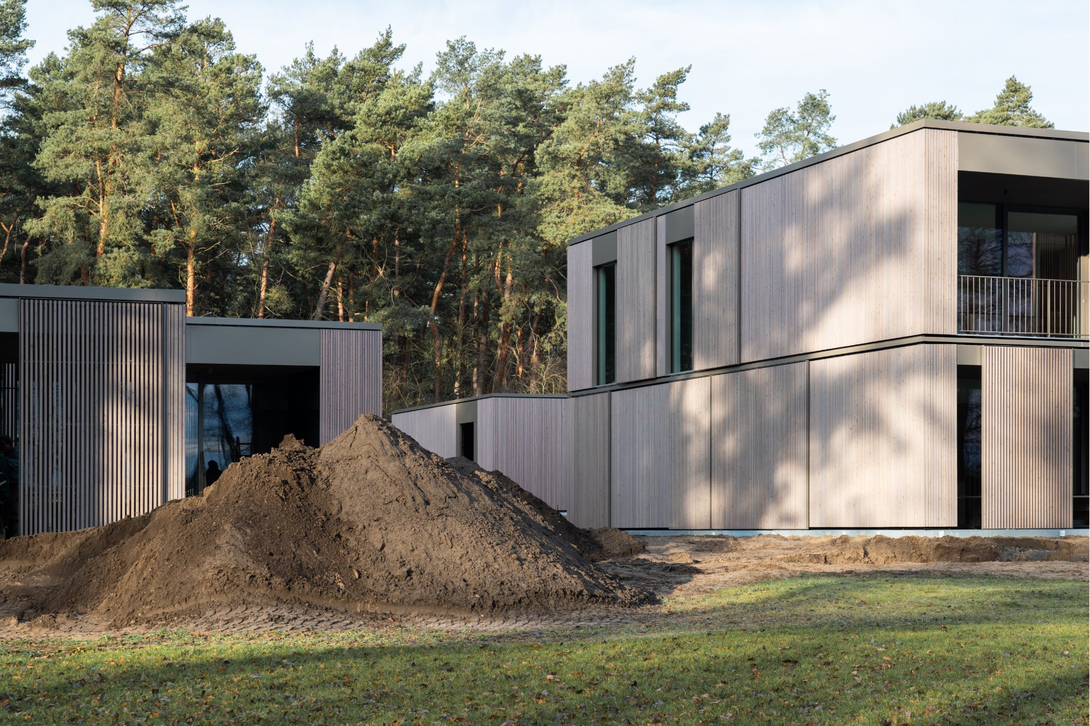 Die Villa am Wandlitzsee besteht aus einem Ensemble von vier Gebäuden und bildet in seiner Anordnung offene Höfe, aber auch private Außenräume