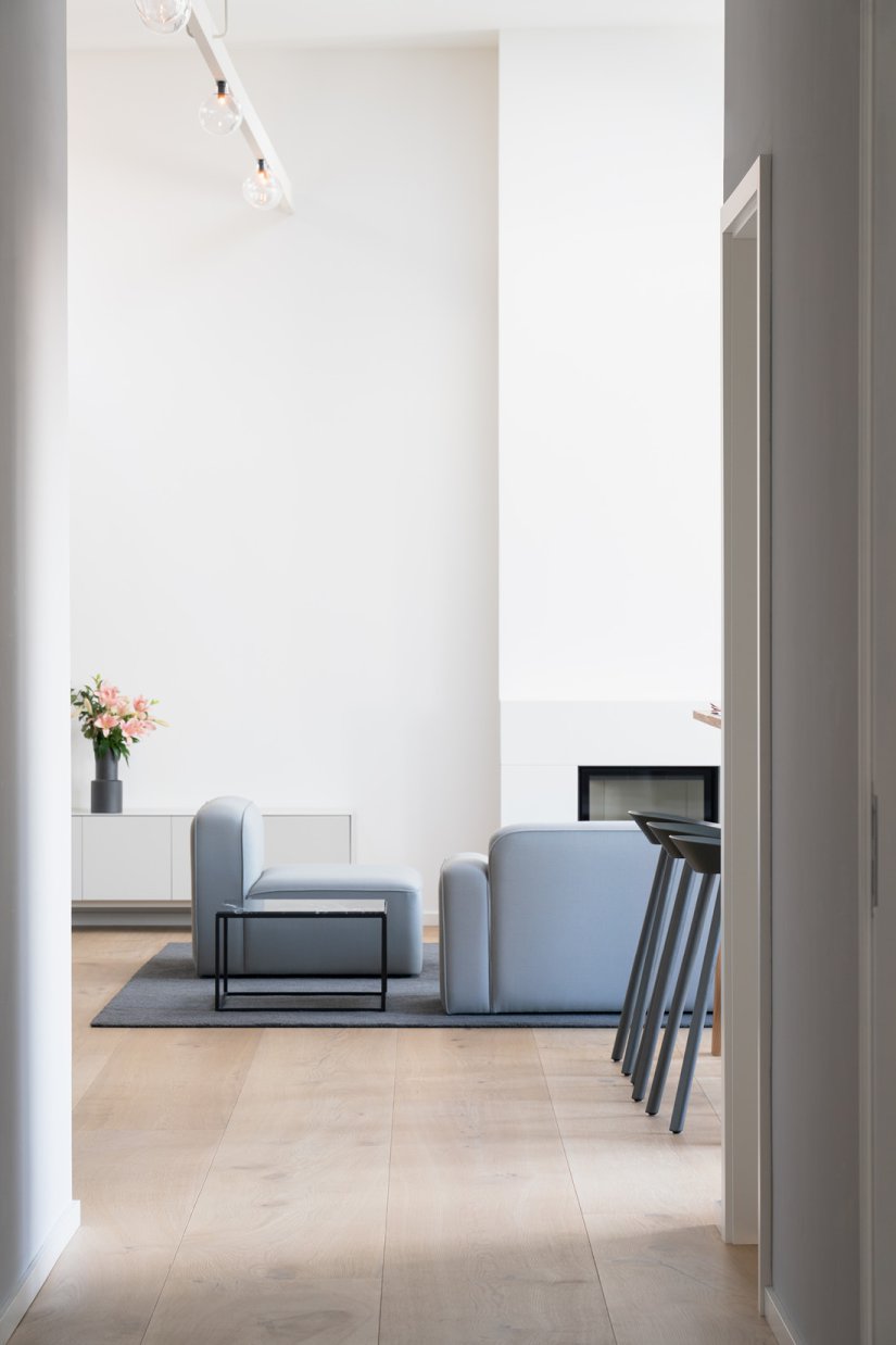 Sofas von Normann Copenhagen, Beistelltische von lighfe, Hocker von e15, Teppich von Ferreira de Sà und Sideboards von Piure