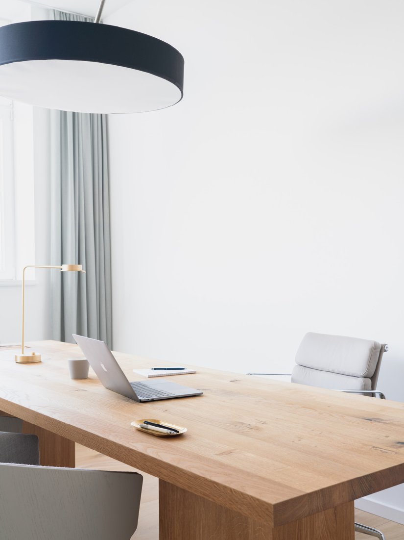Beleuchtung von PSLab, Arbeitstisch von e15, Soft Pad Bürostuhl von Vitra und Tischleuchte von Wästberg