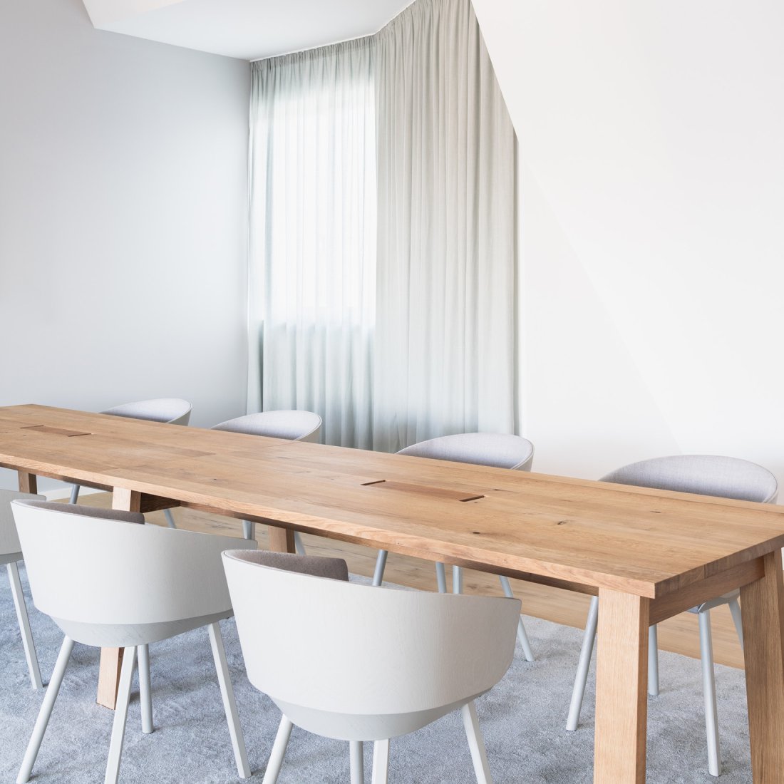 Besprechungstisch und Stühle von e15 und von Teppich von Ferreira de Sà