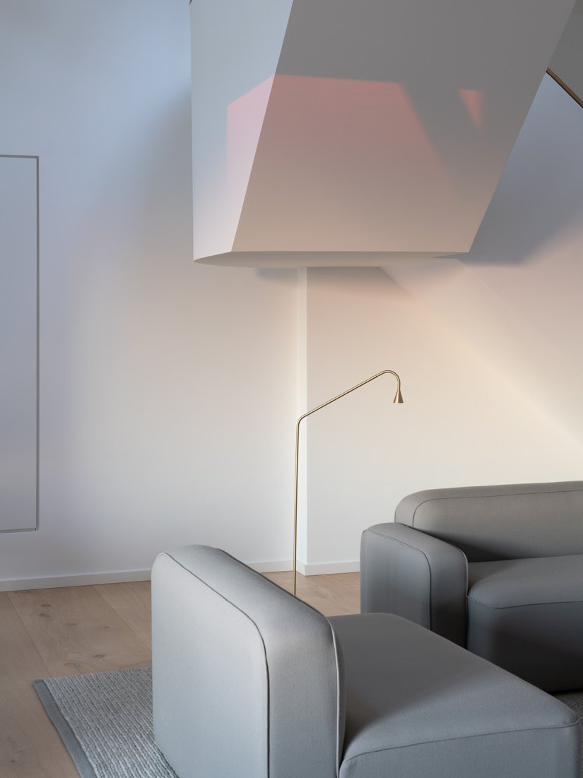 Teppich von Kvadrat, Stehleuchte von Trizo 21 und Sofas von Normann Copenhagen