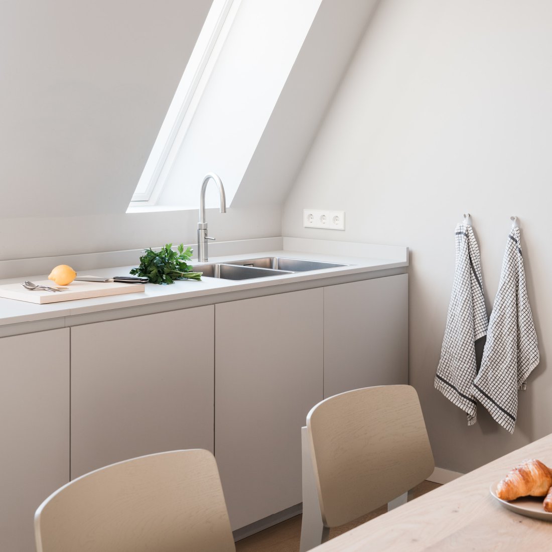 Maßgefertigte Küchenzeile mit Eingriff aus Fenix Nanotech-Material von Bonauer Bölling Architekten