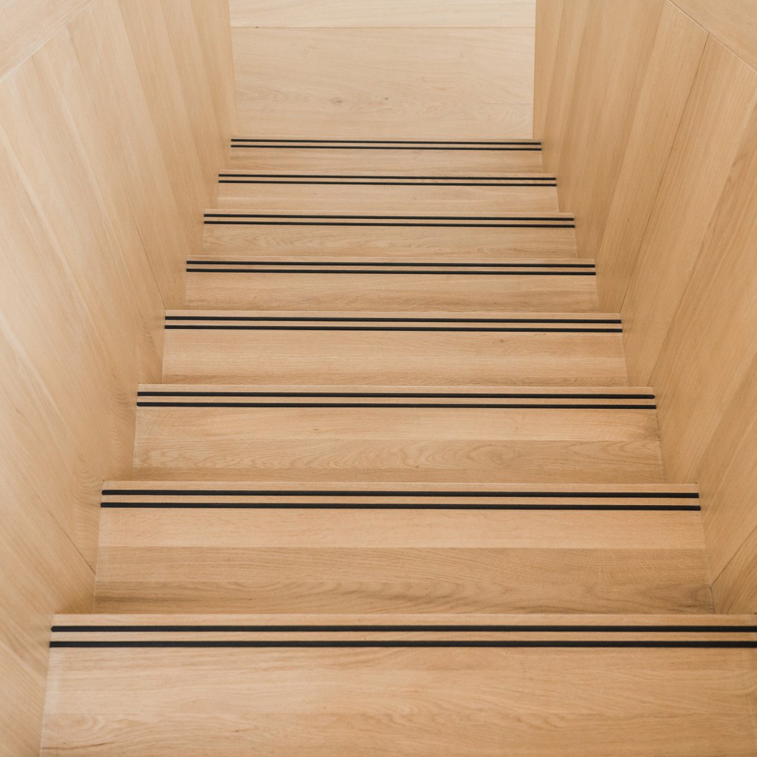 Maßgefertigte Treppe aus Eichenholz von Bonauer Bölling Architekten