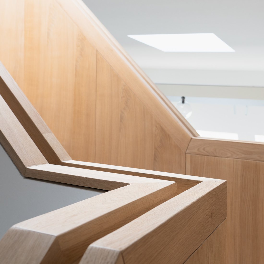 Handlaufdetail an maßgefertigter Treppe aus Eichenholz von Bonauer Bölling Architekten