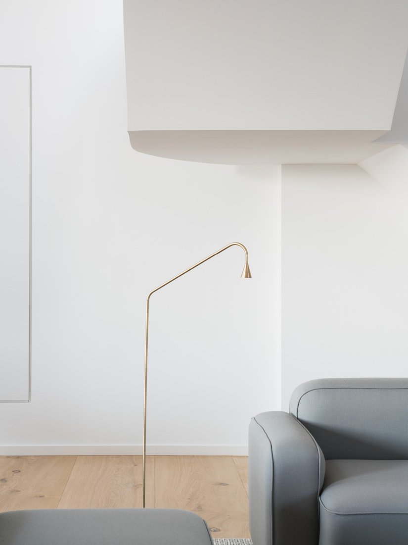 Teppich von Kvadrat, Stehleuchte von Trizo 21 und Sofas von Normann Copenhagen