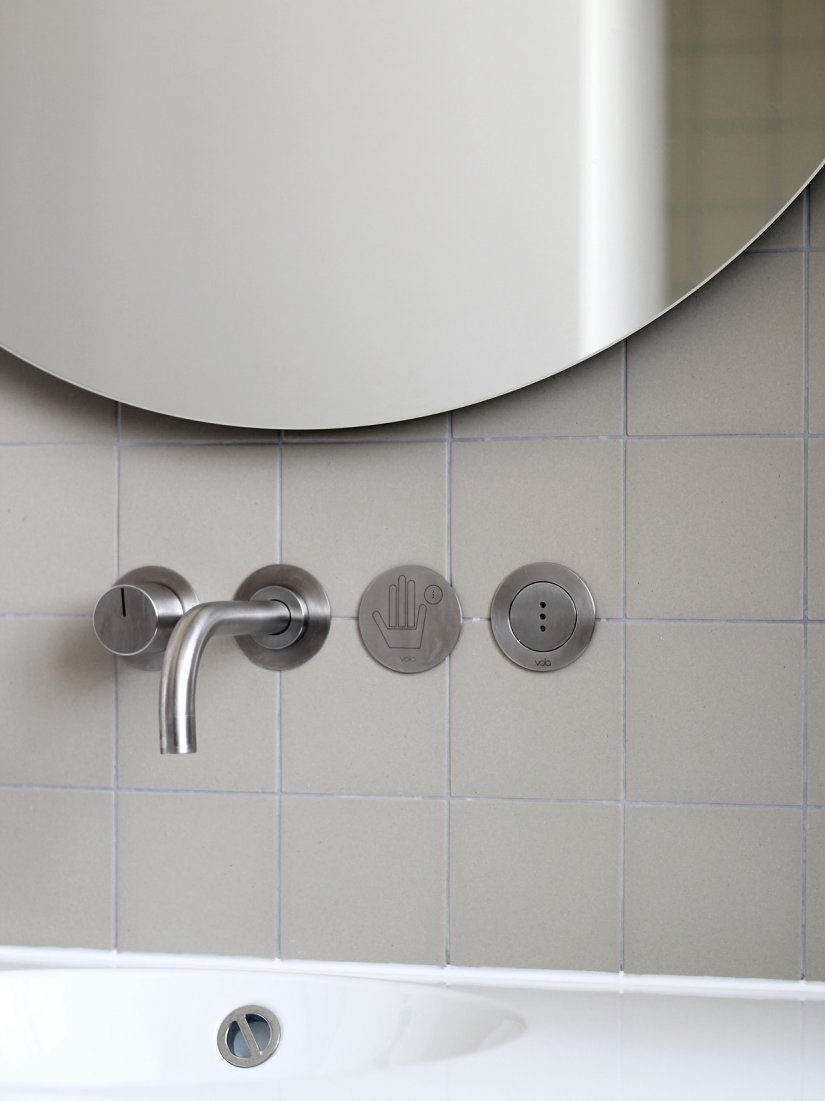 Maßgefertigter Waschtisch und hinterleuchteter Spiegel mit Becken von Alape und Armaturen in mattem Edelstahl von Vola