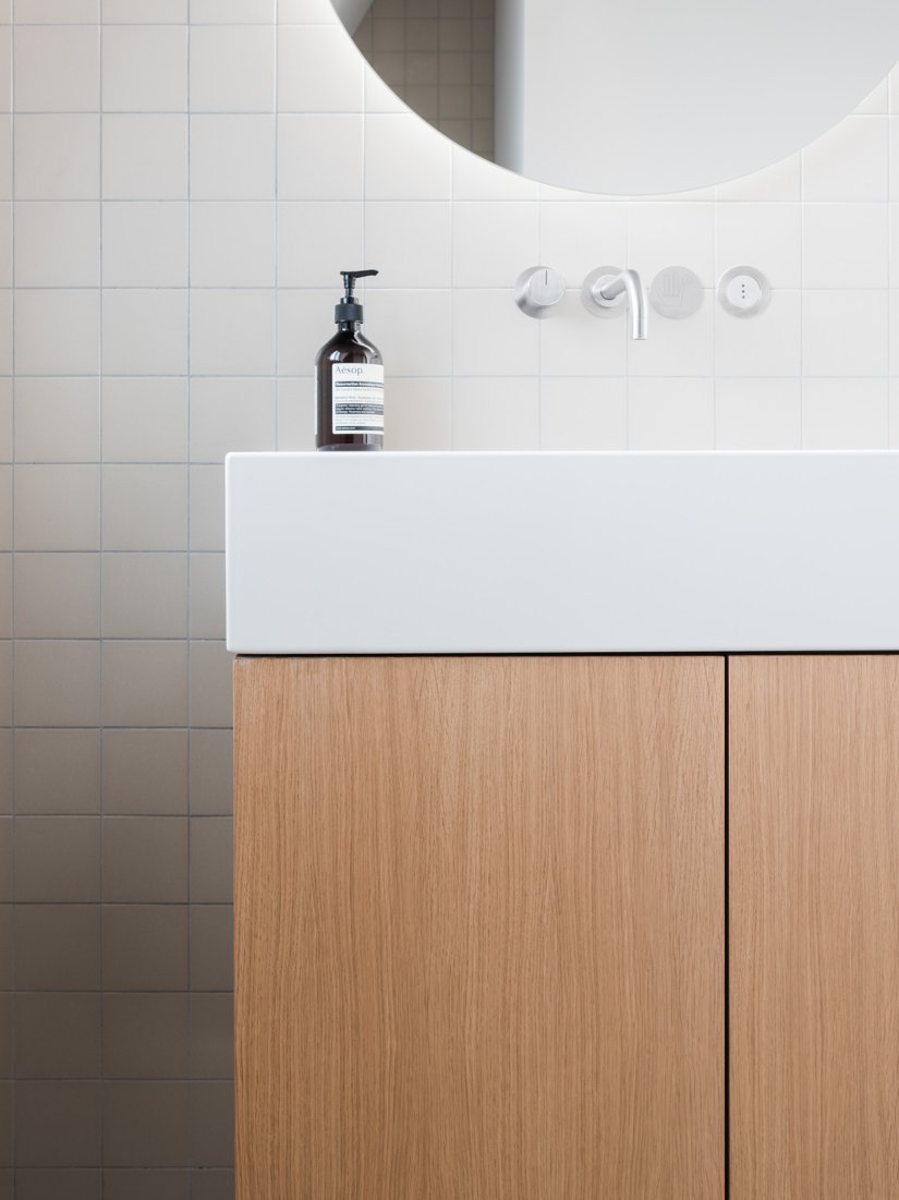 Maßgefertigter Waschtisch aus Eichenholz mit Becken von Alape und Armaturen in mattem Edelstahl von Vola