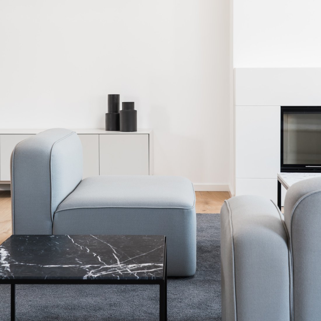 Sofas von Normann Copenhagen, Beistelltische von lighfe, Teppich von Ferreira de Sà und Sideboards von Piure