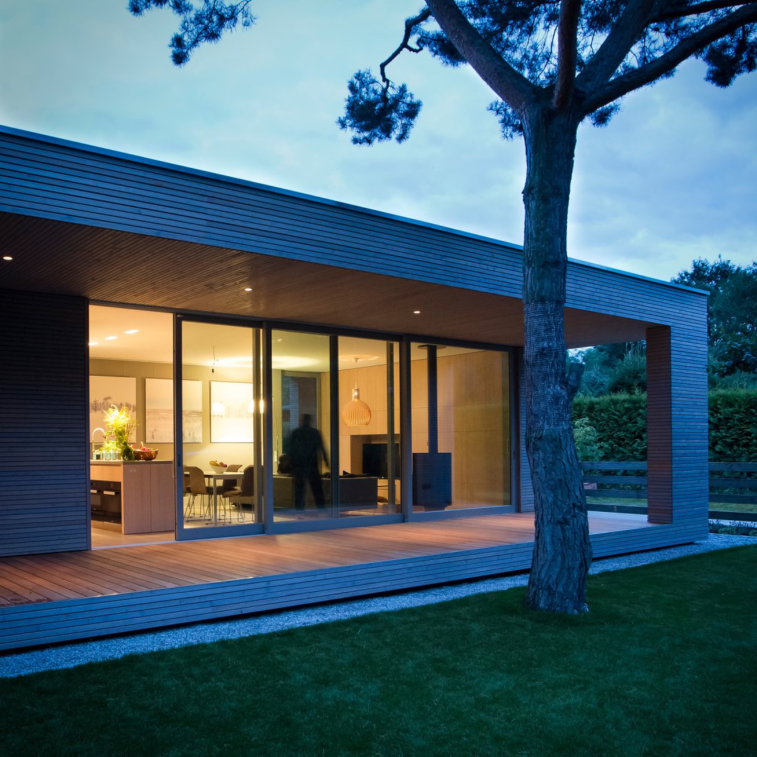 Wohnmöbel in Wandlitz mit vergrauter Holzfassade und weitläufiger Hebe-Schiebeanlage von Bonauer Bölling Architekten