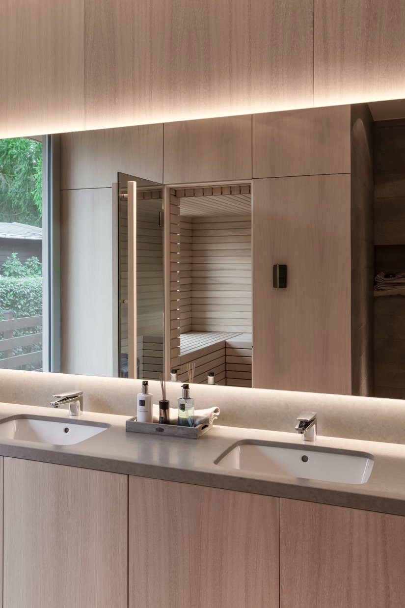 Maßgefertigte Einbaumöbel und Wandverkleidungen aus geweißtem Eichenholz