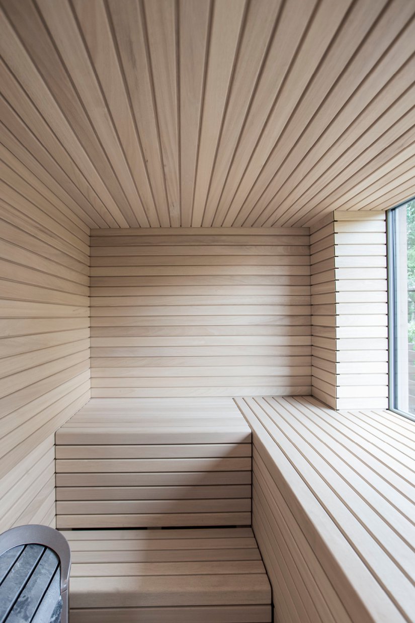 Innenliegende Sauna mit Fenster zum Garten, bekleidet in Hemlock-Holz bekleidet