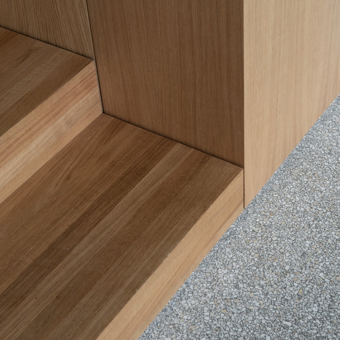 Detail Übergang zwischen Terrazzoboden und maßgefertigter Möbeltreppe aus Eiche Natur von Bonauer Bölling Architekten, Berlin.