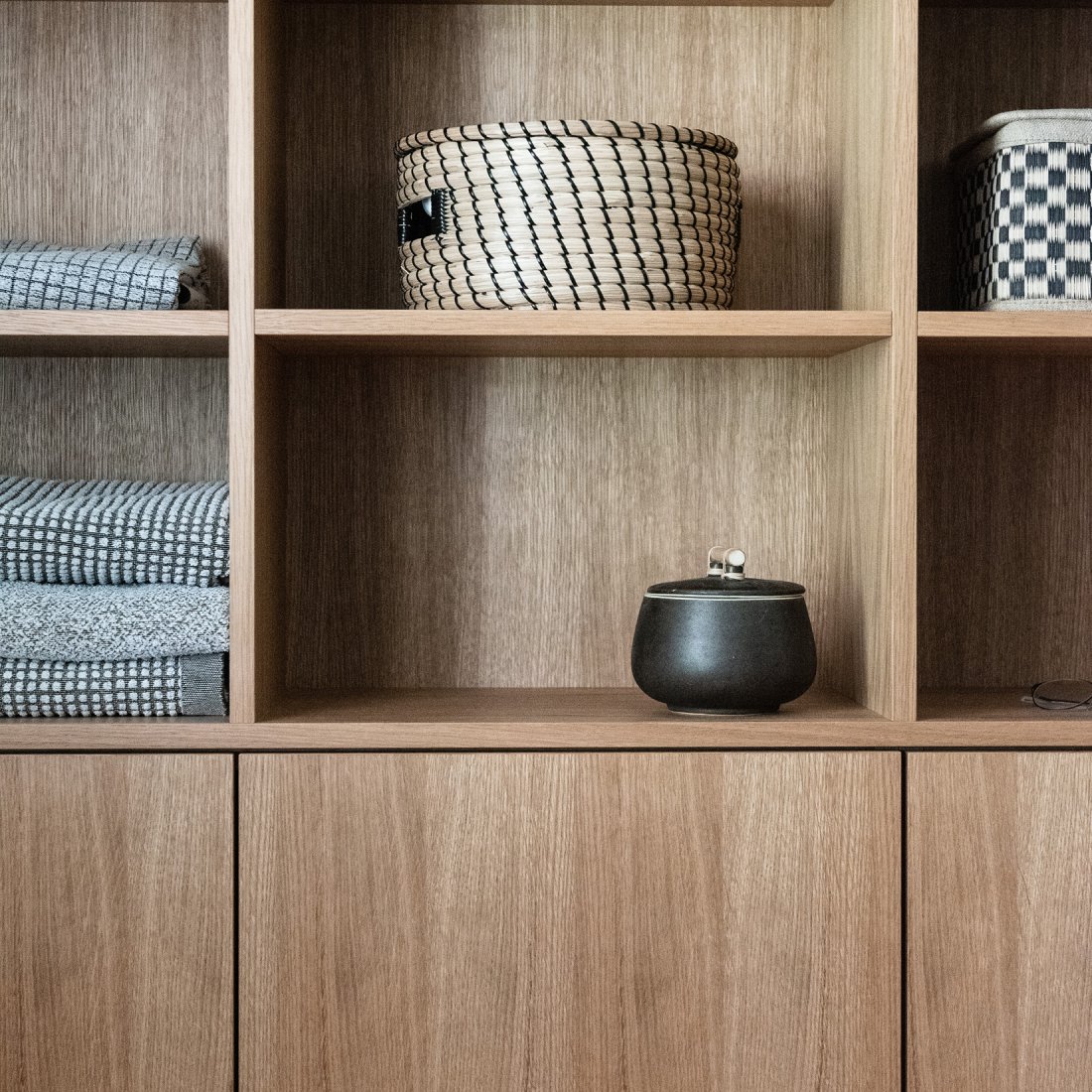 Maßgefertigter Einbauschrank aus echtholzfunierter Eiche mit offenem Regal von Bonauer Bölling Architekten, Berlin