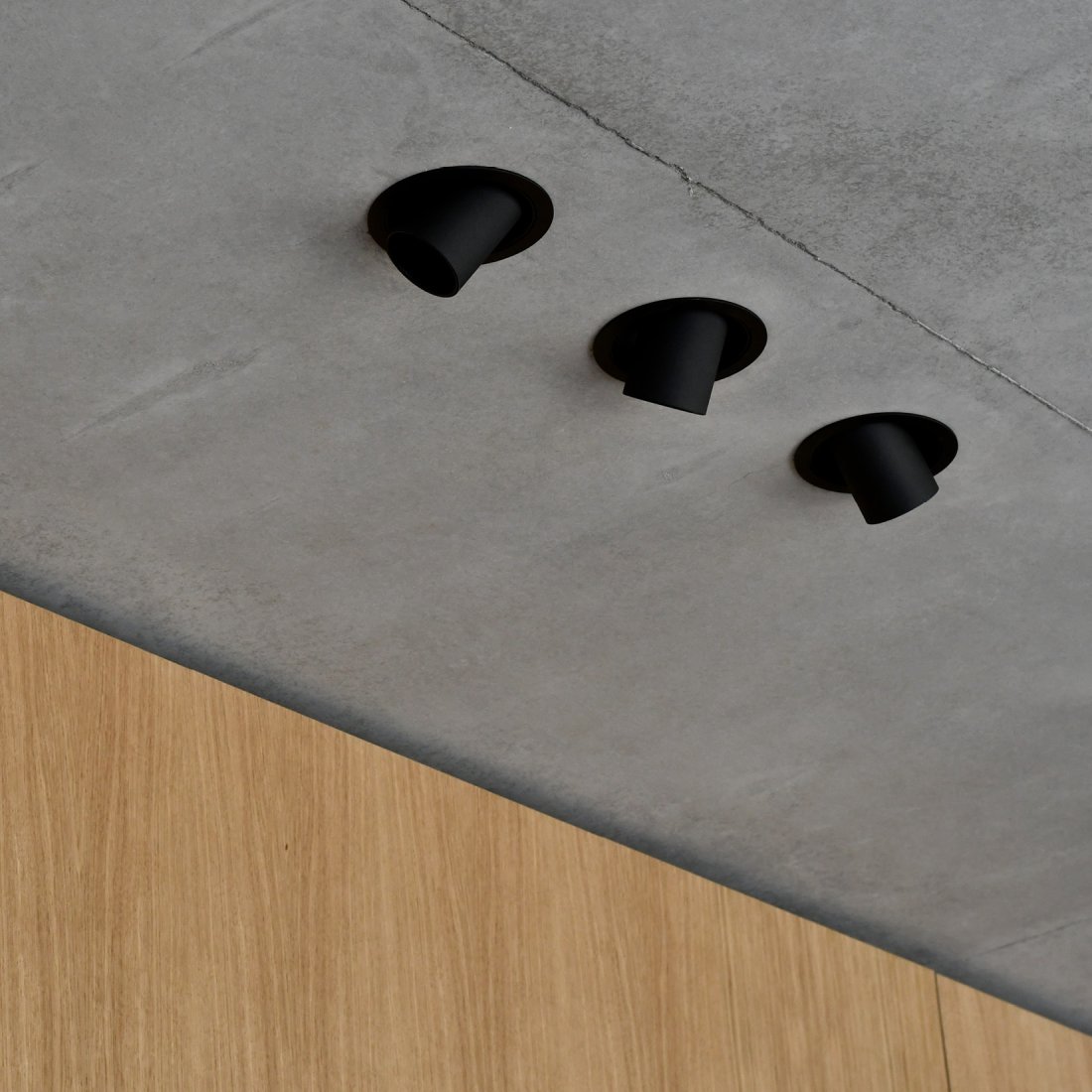 Sichtbetondecke mit integrierten Einbauspots von Delta Light.