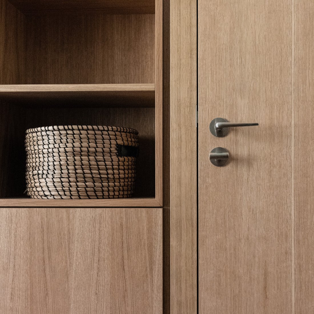 Maßgefertigte Tür und Einbauschrank aus echtholzfunierter Eiche mit offenem Regal von Bonauer Bölling Architekten, Berlin