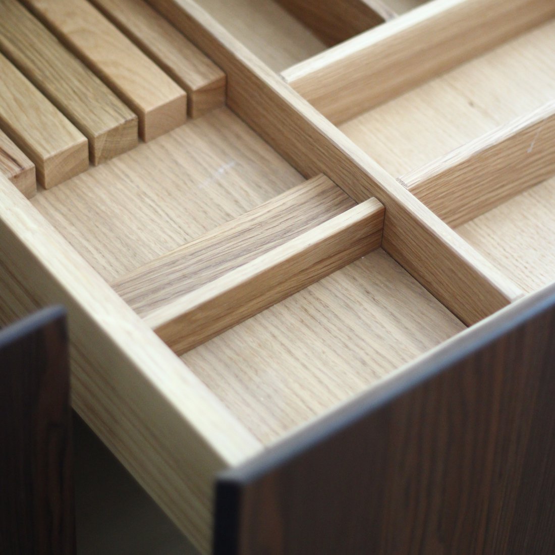 Maßgefertigte Schubladeneinsätze aus Eiche für Design Küche 