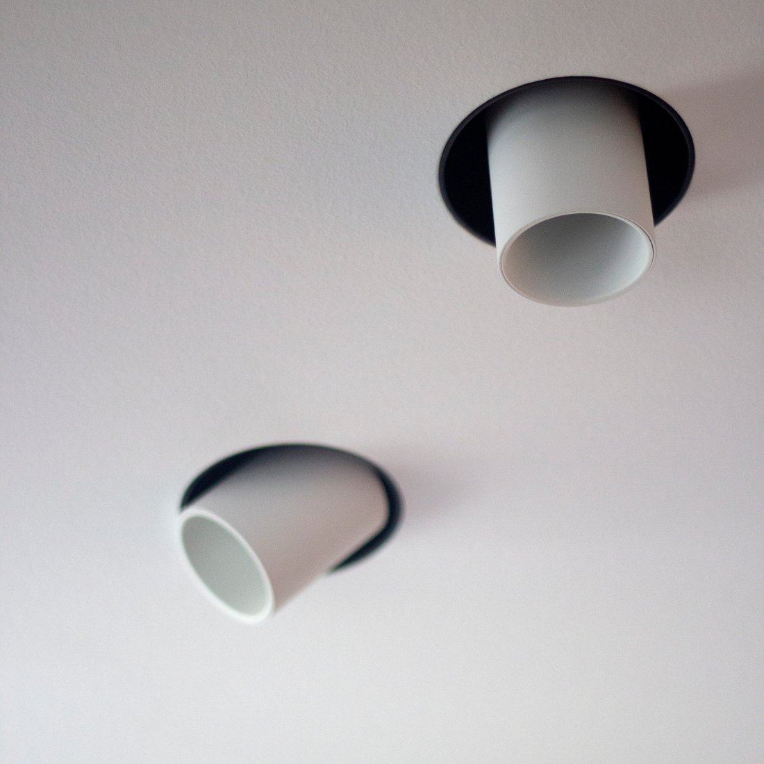 Flächenbündig eingebauter Einbaustrahler System Spy Trimless von Delta Light.