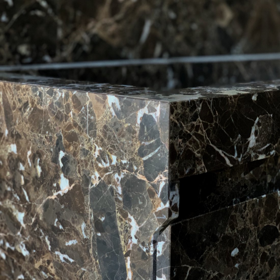 Auf Gehrung gefügte Detailecke eines handgefertigten Marmorwaschtisch aus spanischem Emperador Marron