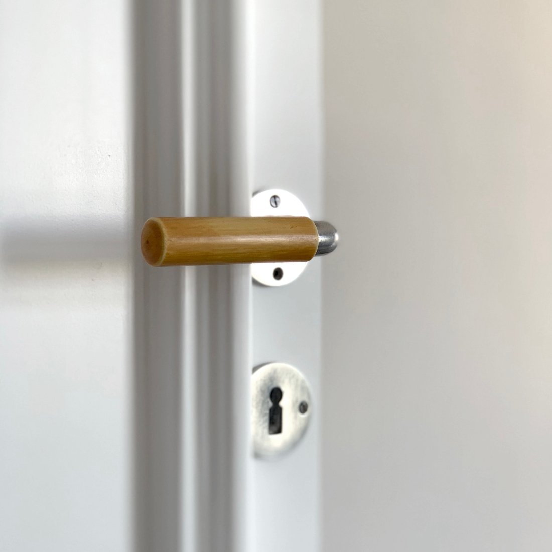 In Handarbeit restaurierter Originaltürgriff der Bestandstüren