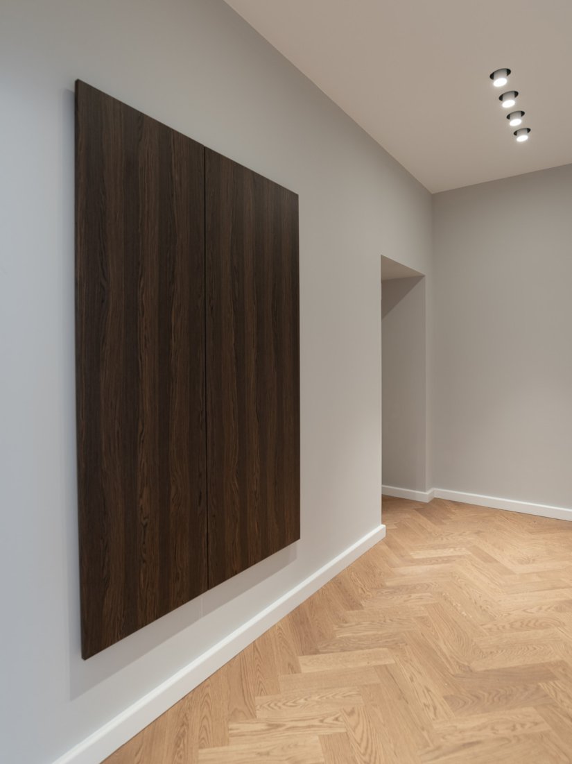 Eingangsbereich Penthouse mit maßgefertigtem Einbauschrank in Räuchereiche, geöltem Eichenparkett und Einbau-Deckenstrahler Spy Trimless von Deltalight