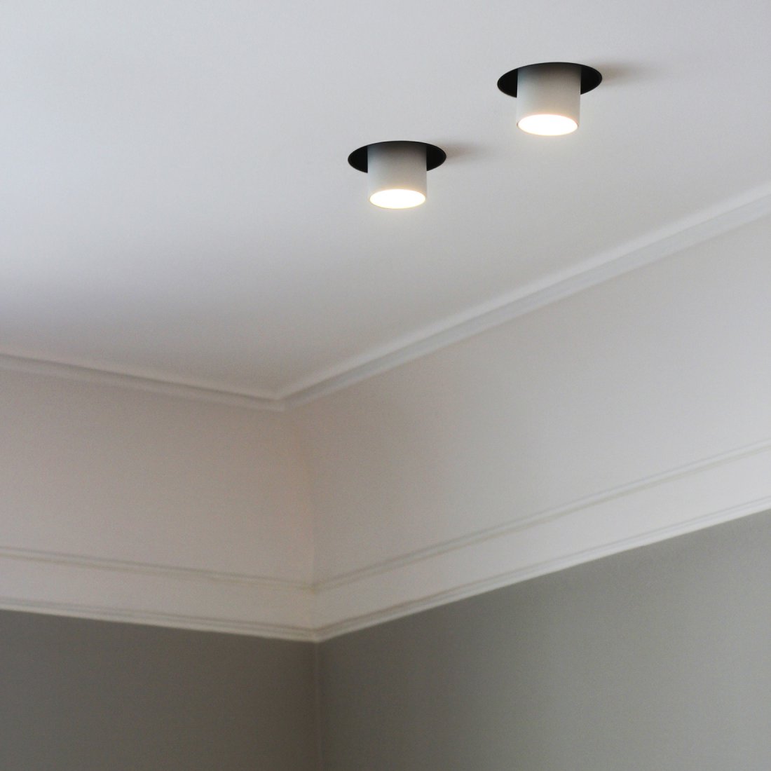 Restaurierte Decke mit Voute und flächenbündig eingebauten Einbaustrahlern von Delta Light.