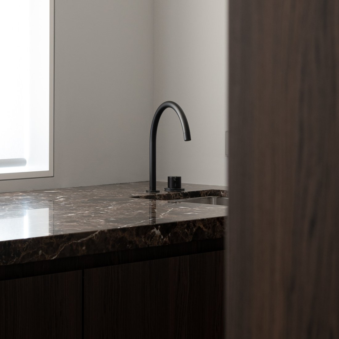 Maßgefertigte Einbauküche aus Räuchereiche mit Marmorarbeitsplatte aus Emperador Marron mit schwarzer Vola Armatur