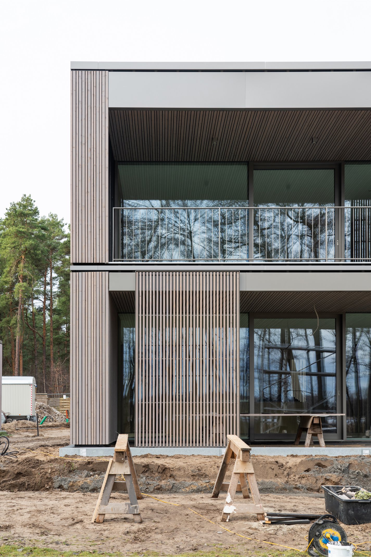 Weitläufige Fensterfronten führen im Haupthaus auf die beiden Terrassen im Erd- und Obergeschoss