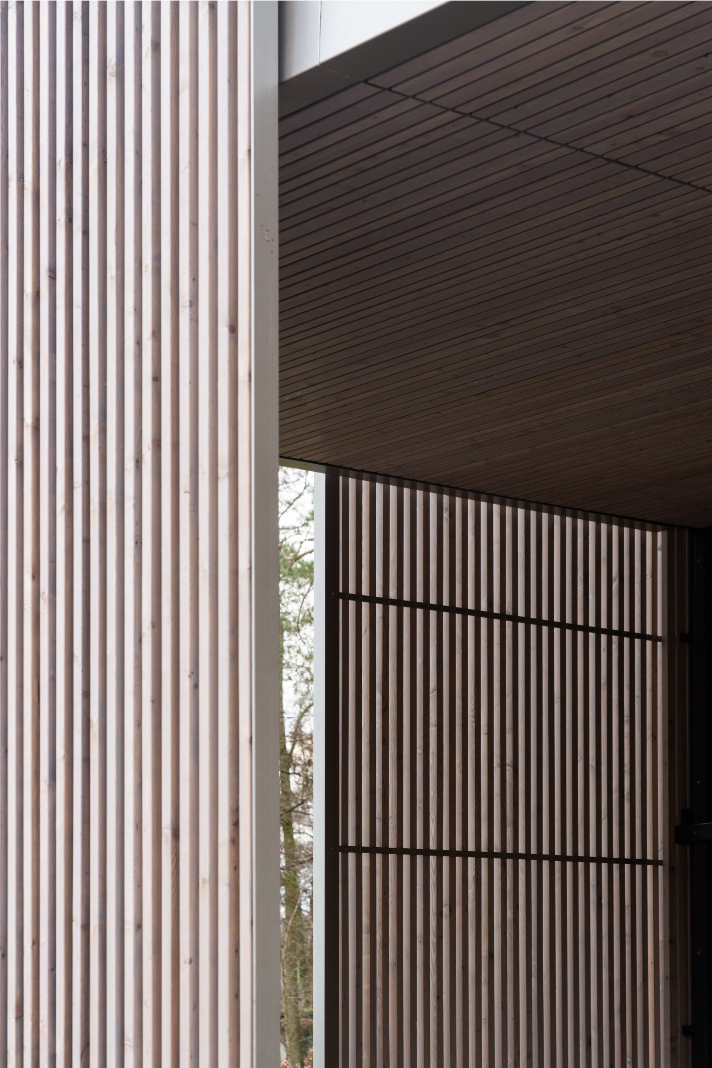 Detail der Schiebeläden aus vergrautem Lärchenholz an den Terrassen