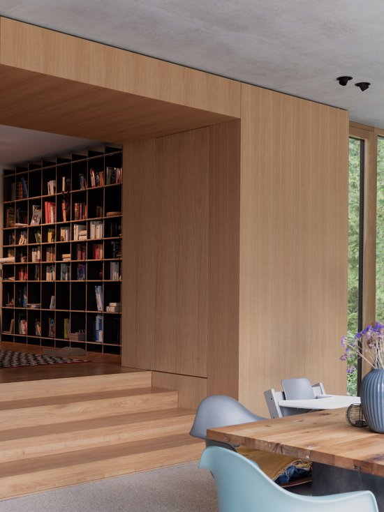 Übergang und Treppe zwischen Altbau und neuem Wohnbereich aus maßgefertigten Holzeinbauten mit echtholzfurnierten Oberflächen aus Eiche Natur.